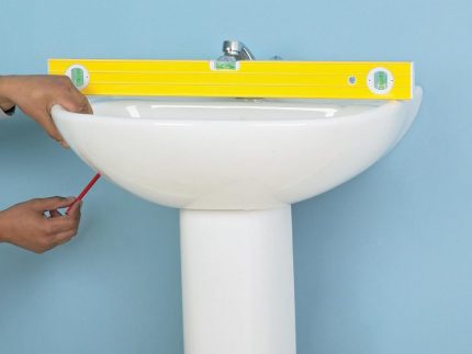 Нужно ли крепить ножку раковины-тюльпан раковина с пьедесталом к полу, если нужно, то чем