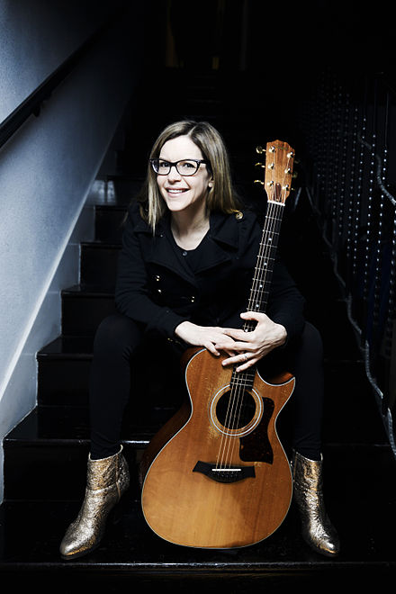 Lisa Loeb height in ft (feet), cm & meters — MrHeight