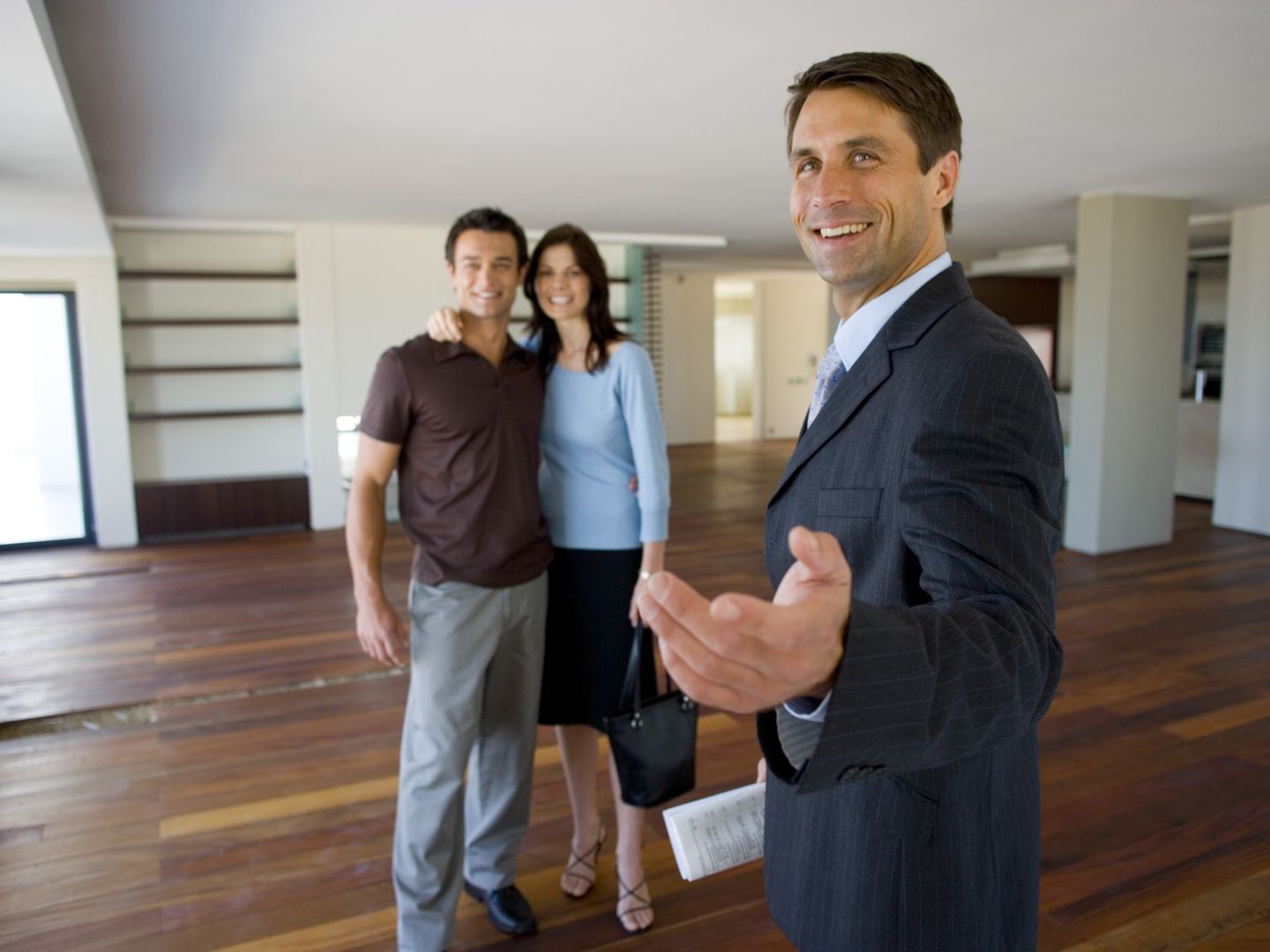5 Reasons Why Working With A Real Estate Agent Is The Right Way To Go