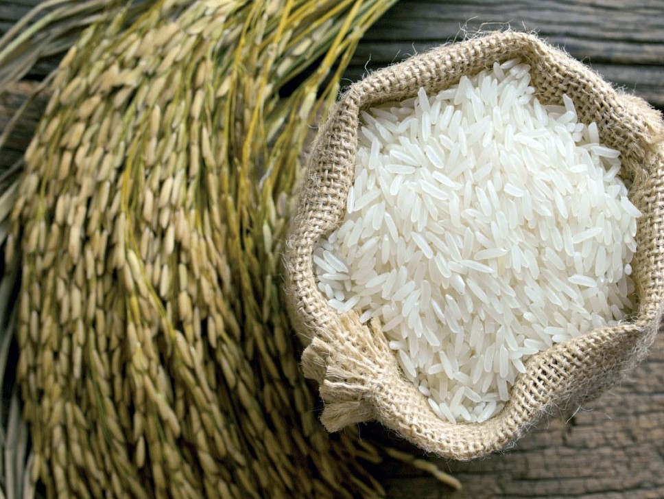What is the interpretation of a dream about uncooked rice by Ibn Sirin