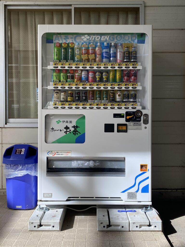 待望の!! 自動販売機を設置しました – 伊藤園自動販売機です。 | 八ヶ岳コモンズ