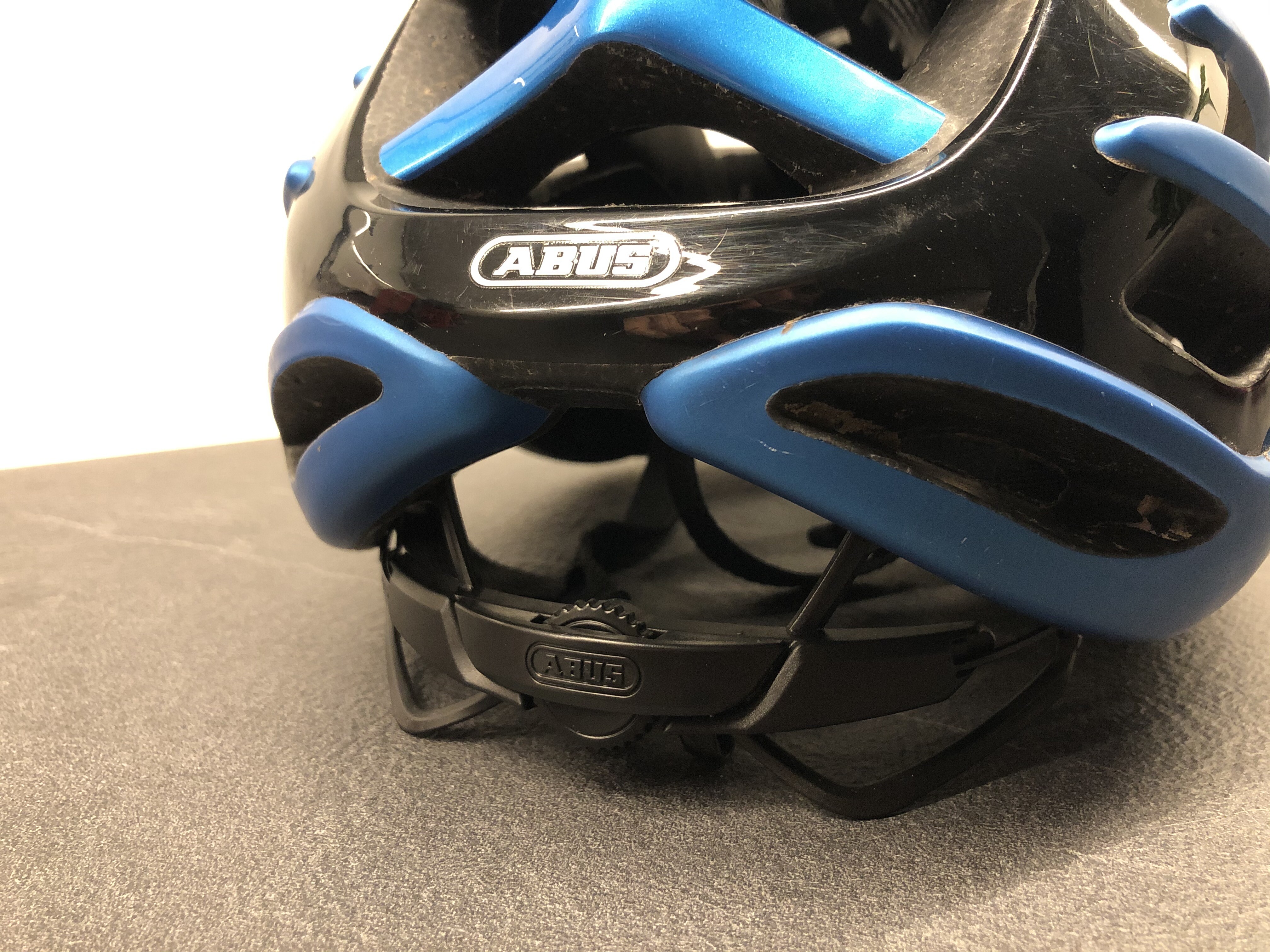 ABUS AirBreaker Let og stilren cykelhjelm fra ABUS