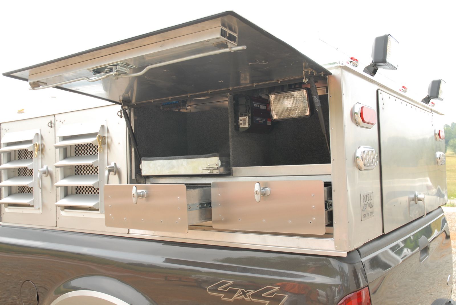 Topper 4Hole Mountaintop Custom Kennels
