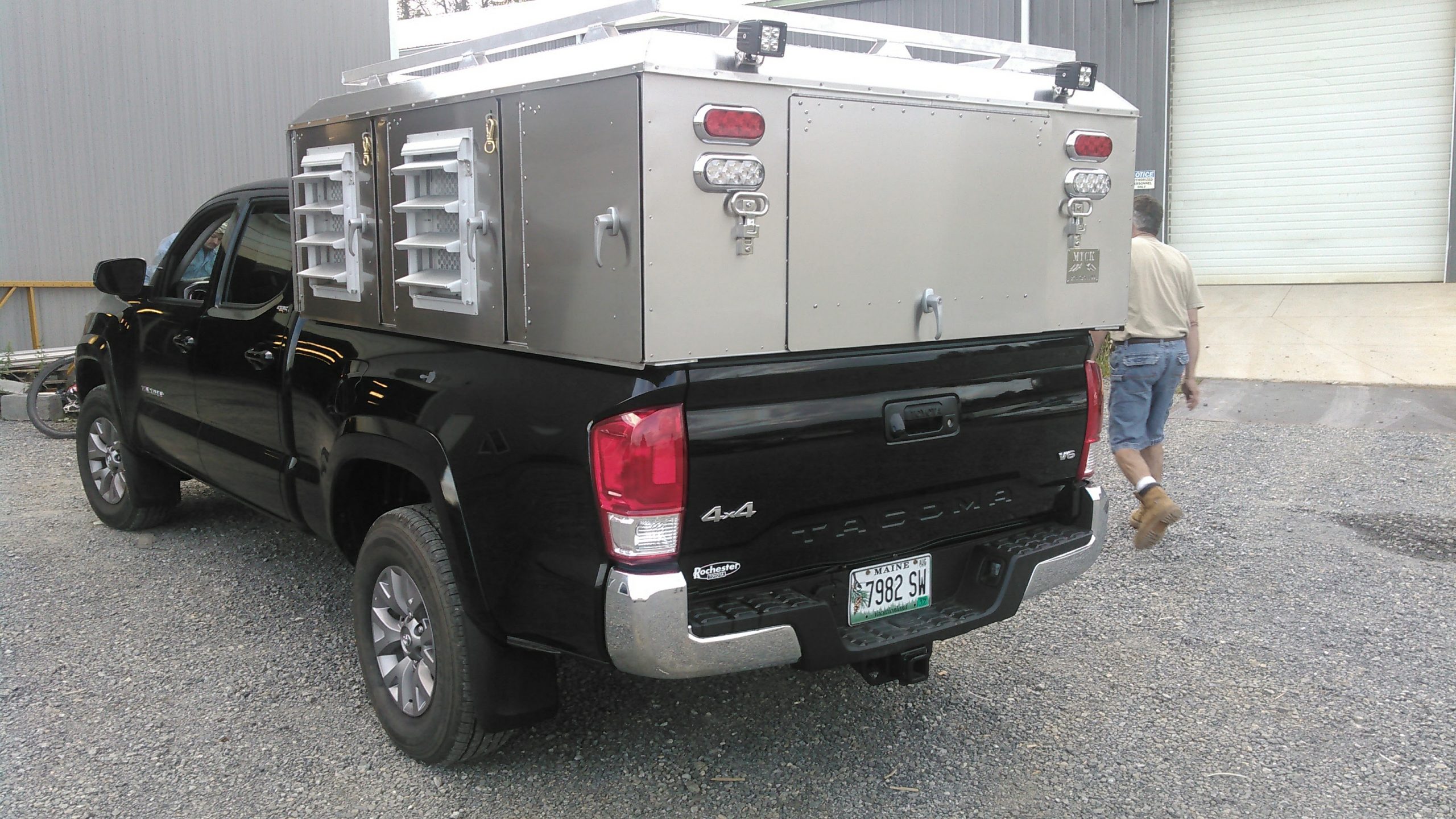 Topper 4Hole Mountaintop Custom Kennels