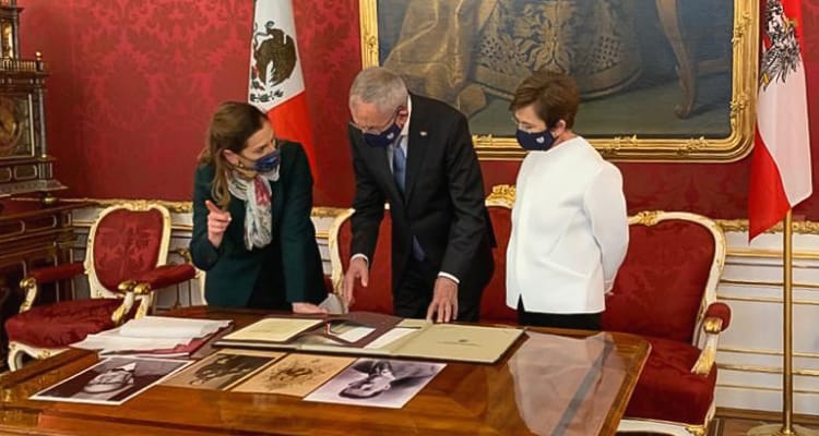 AMLO pide a Beatriz insistir en la devolución de penacho de Moctezuma