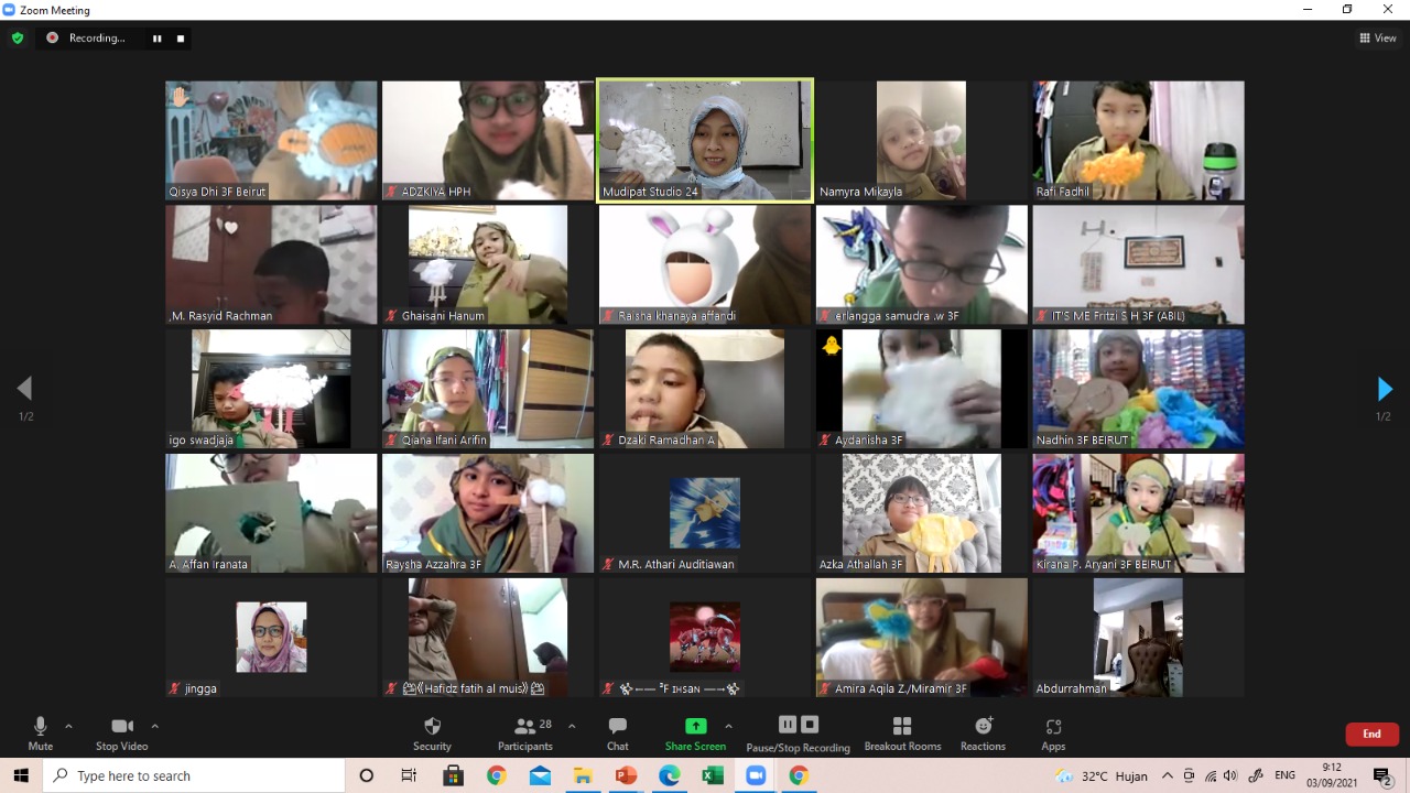 Seru! Kelas Ini Membuat Boneka Ayam dari Kardus Bekas | Mudipat.co