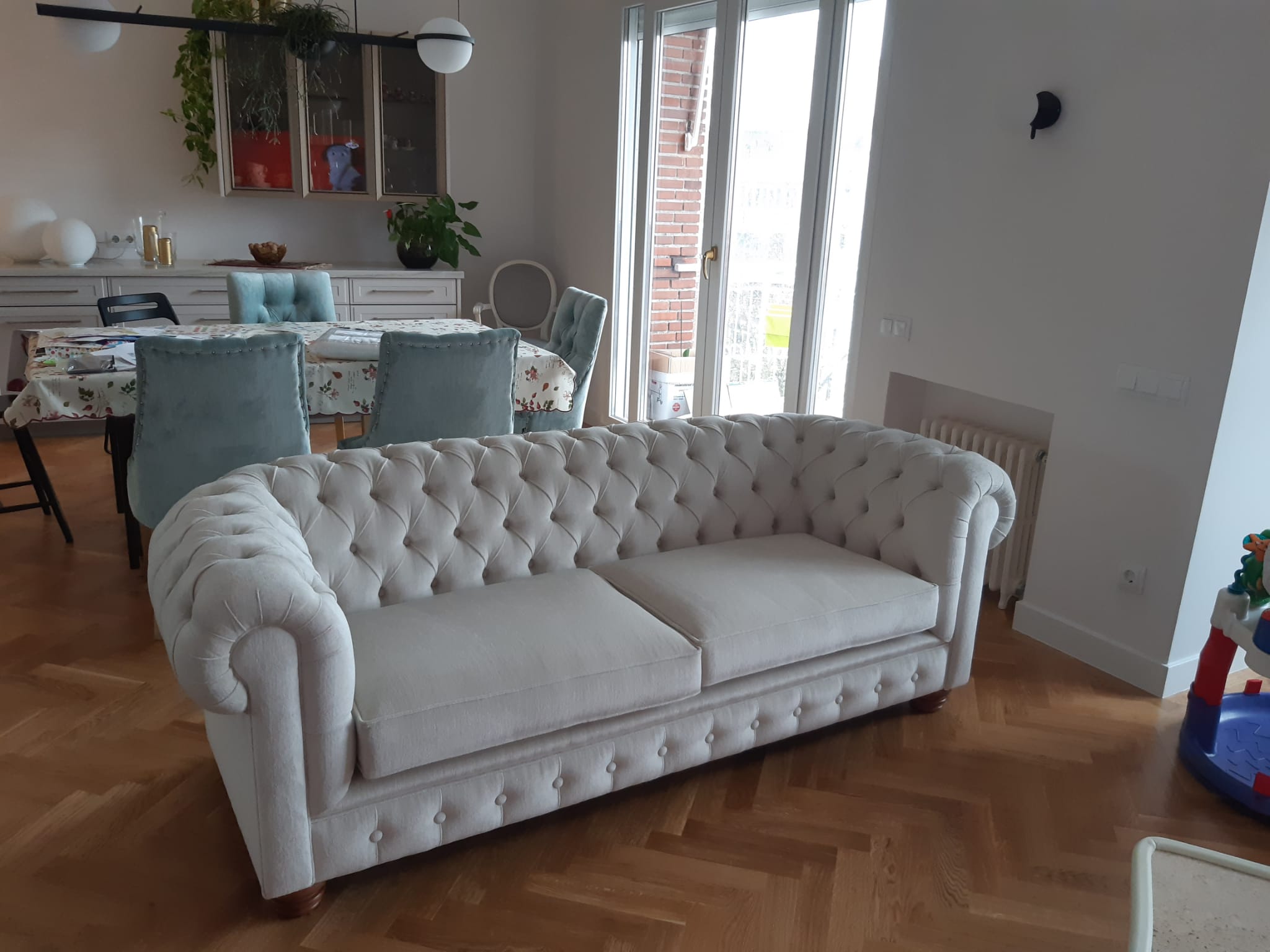 Sofá chester en piso de Madrid Muebles Pacoli