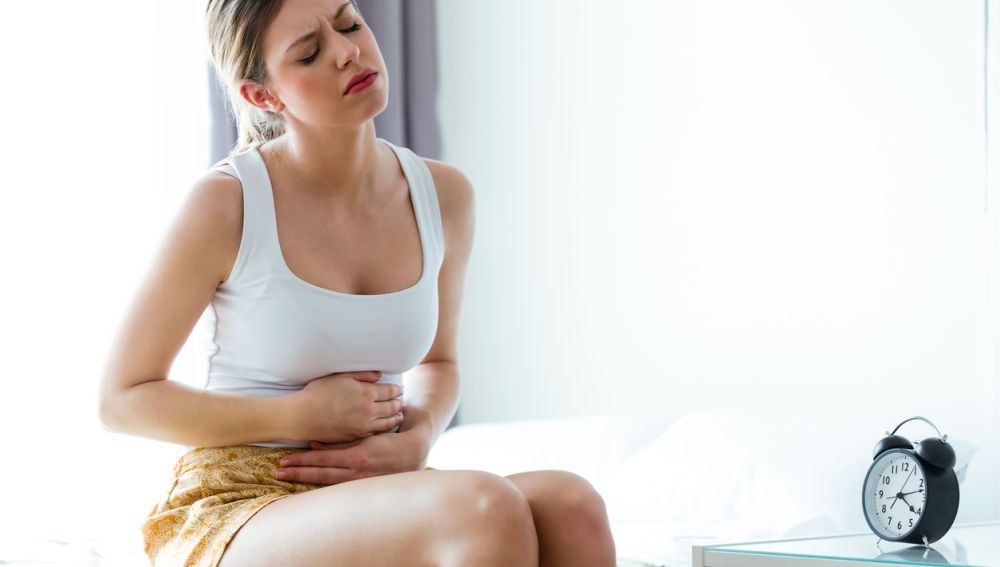 Principales causas del estómago inflamado Mujer con salud