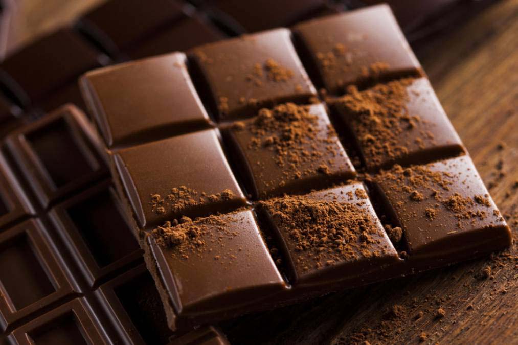 Beneficios del chocolate negro para la salud Mujer con salud