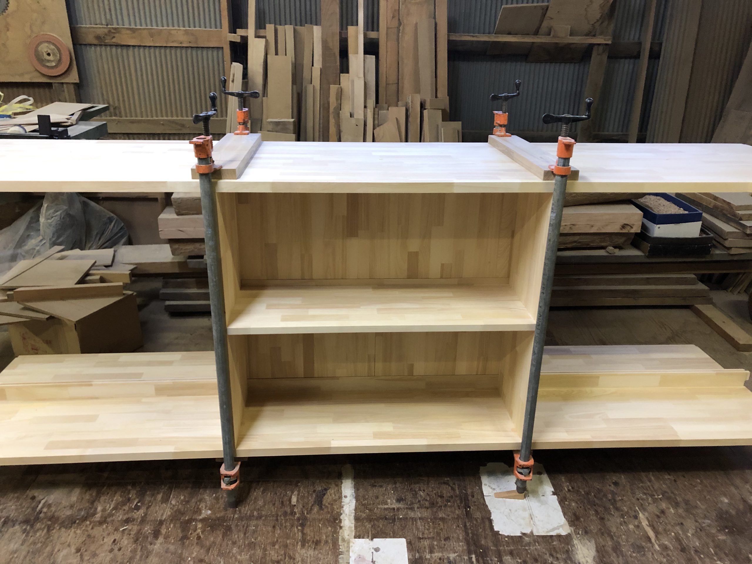 パイン集成材で本棚を製作をしていきます。 無垢材家具専門店のオーダー家具工房Qule｜大阪
