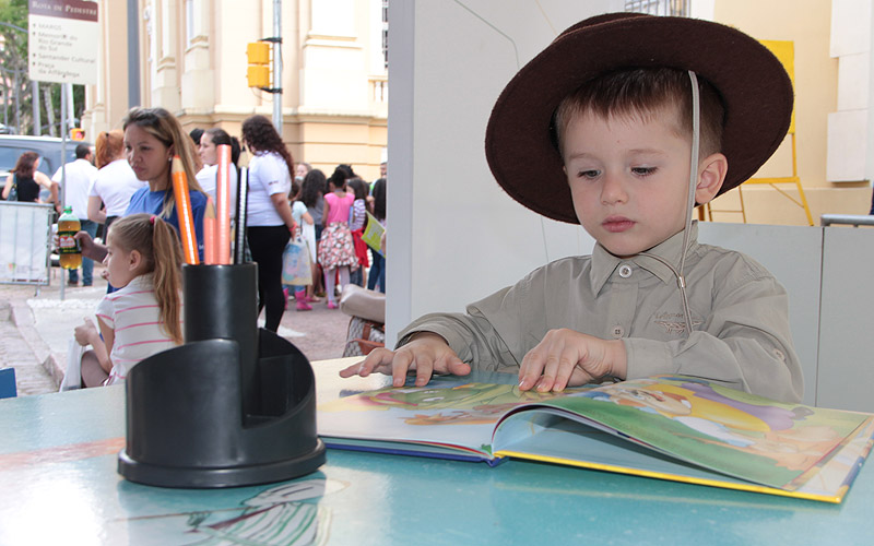 Feira literÃ¡ria celebra seis dÃ©cadas com leitores
