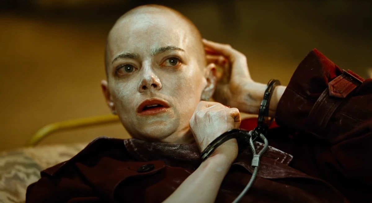 Jesse Plemons cree que Emma Stone es un alien en el nuevo tráiler de la