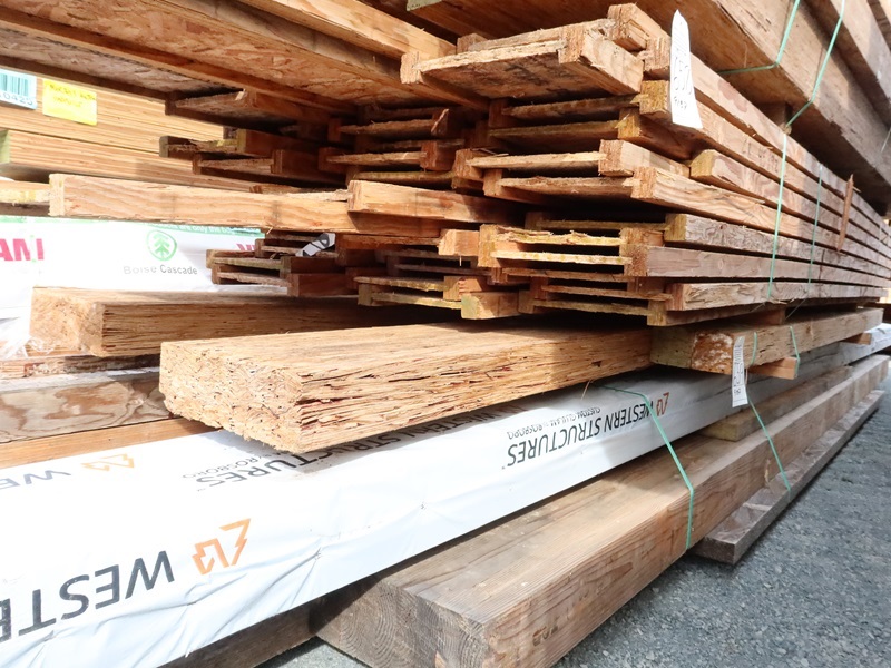 LOT, ASSORTED GLULAM LUMBER AT VARIOUS LENGTHS FROM APPROX 10' 17' (NO REMOVAL UNTIL THURSDAY