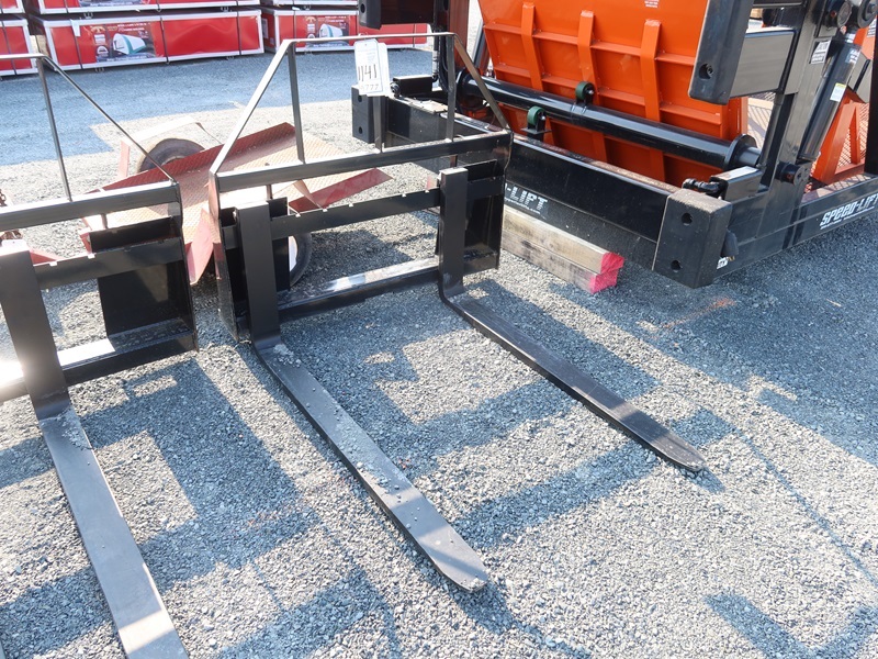 SKID STEER FORKLIFT MAST ATTACHMENT W/48" FORKS (UNUSED) MARYSVILLE
