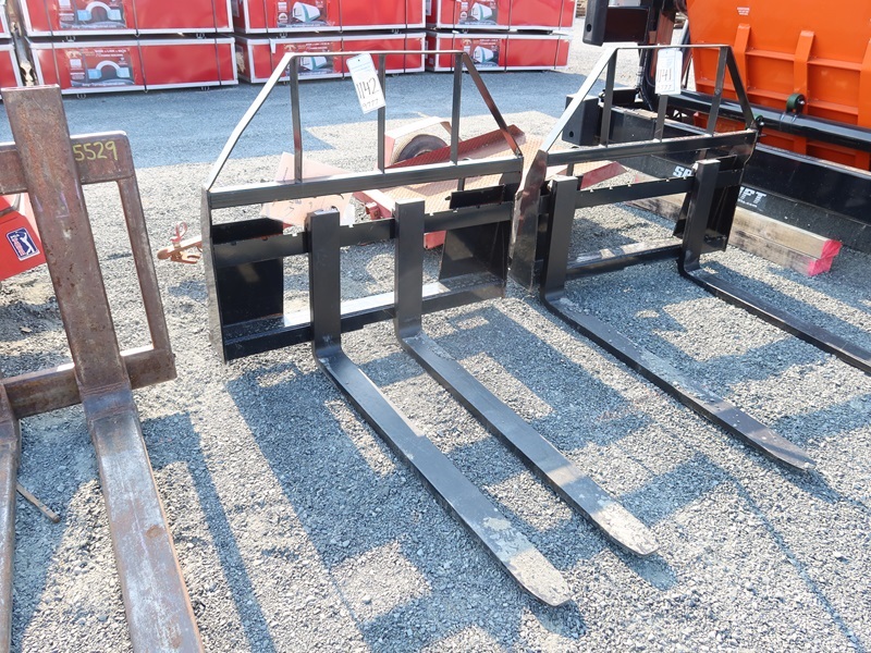 SKID STEER FORKLIFT MAST ATTACHMENT W/48" FORKS (UNUSED) MARYSVILLE