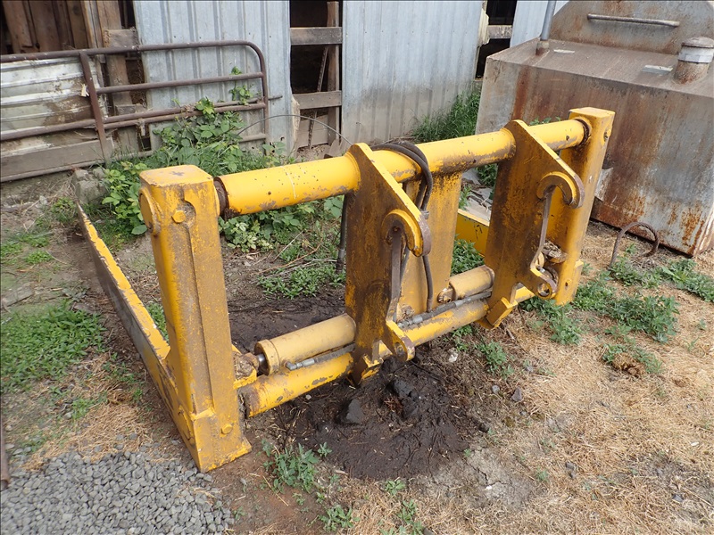 96" HYDRAULIC HAY SQUEEZE ATTACHMENT (FITS 544G) COELHO DAIRY