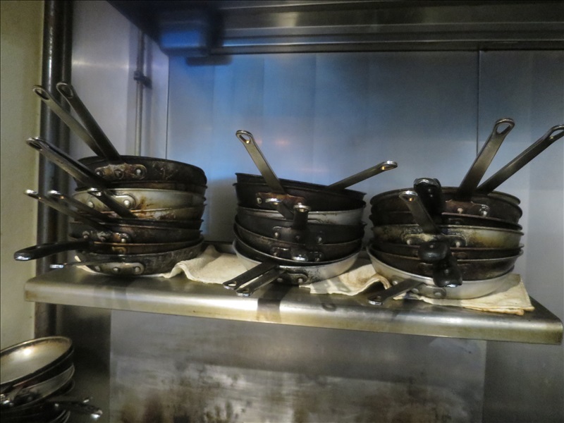 ASSORTMENT OF S.S. INSERTS, POTS, FRY PANS, PIZZA PANS, BAKING SHEETS