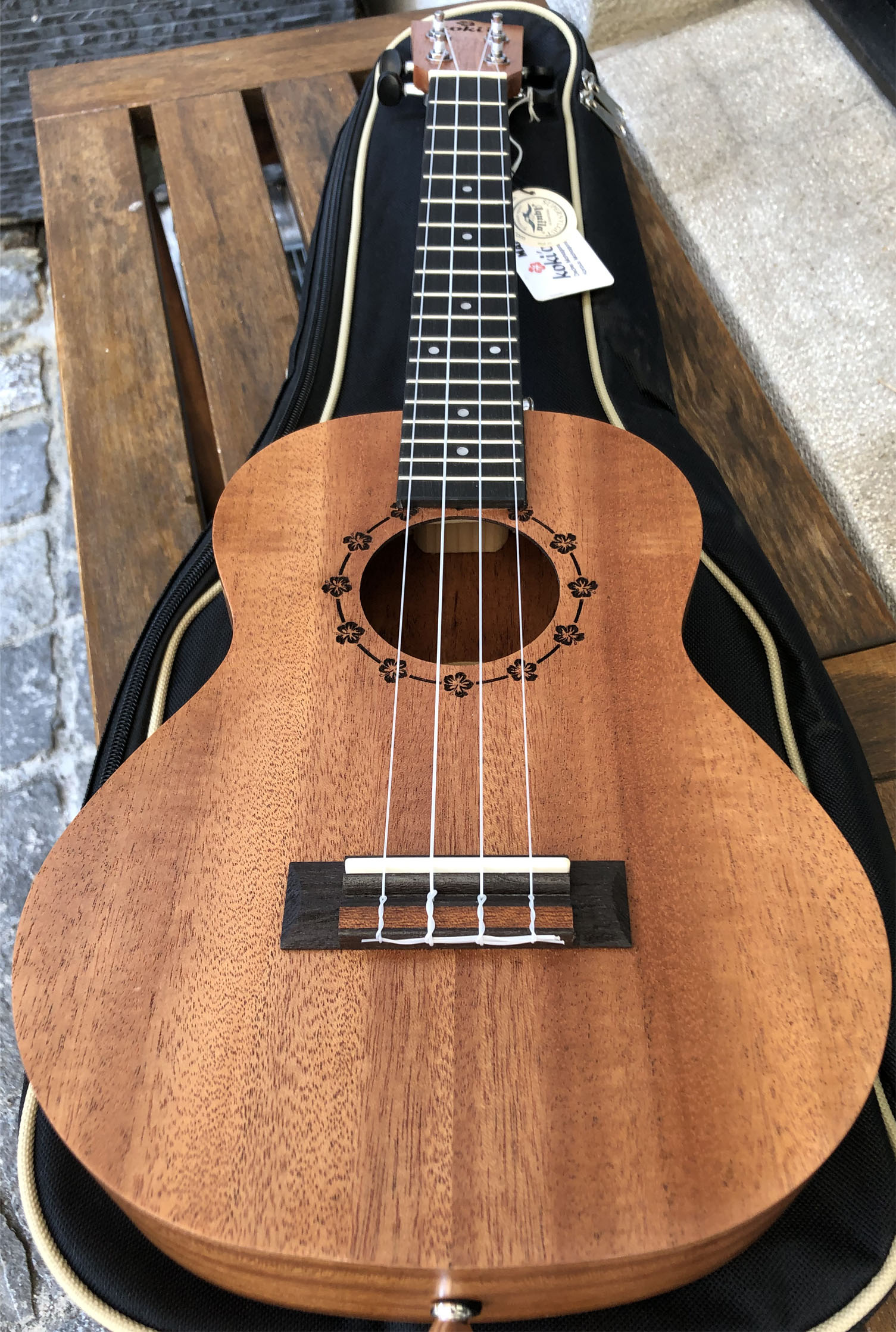 Kokio Mahagony Tenor Ukulele musicalbox