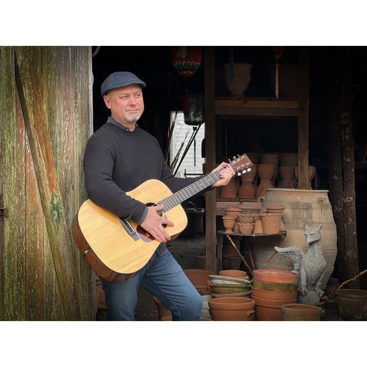 Joe Pope se emocione com o primoroso hino folk “The Window”; confira