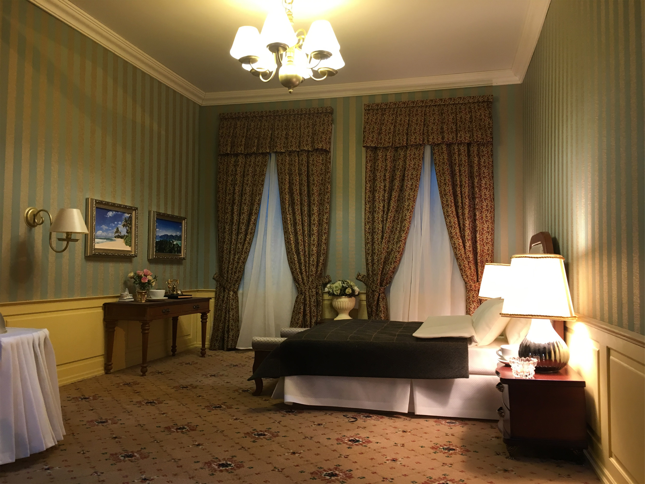 Vacation Discounter / Hotel Room Mutabor Practical Effects