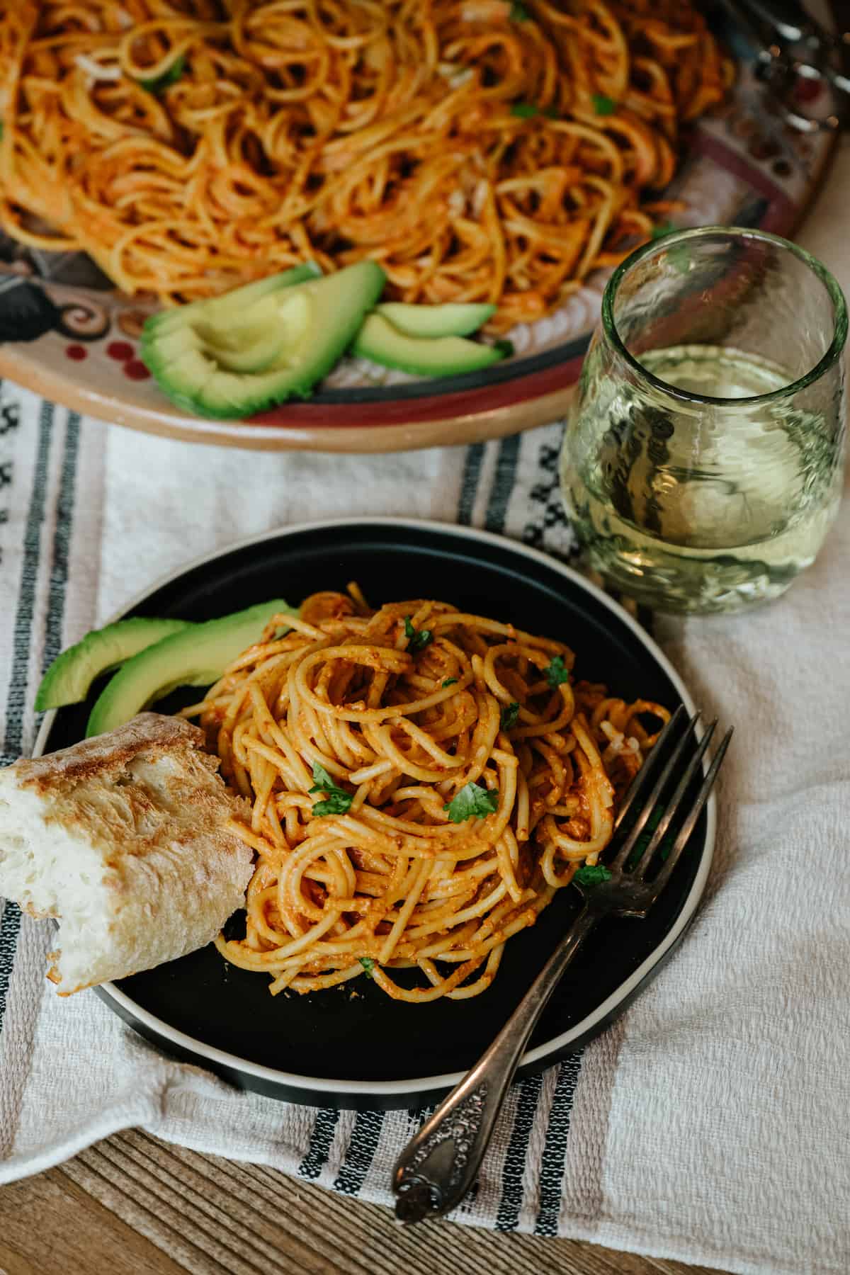 Quick, 10Ingredient Mexican Spaghetti con Crema de Chipotle Muy Bueno
