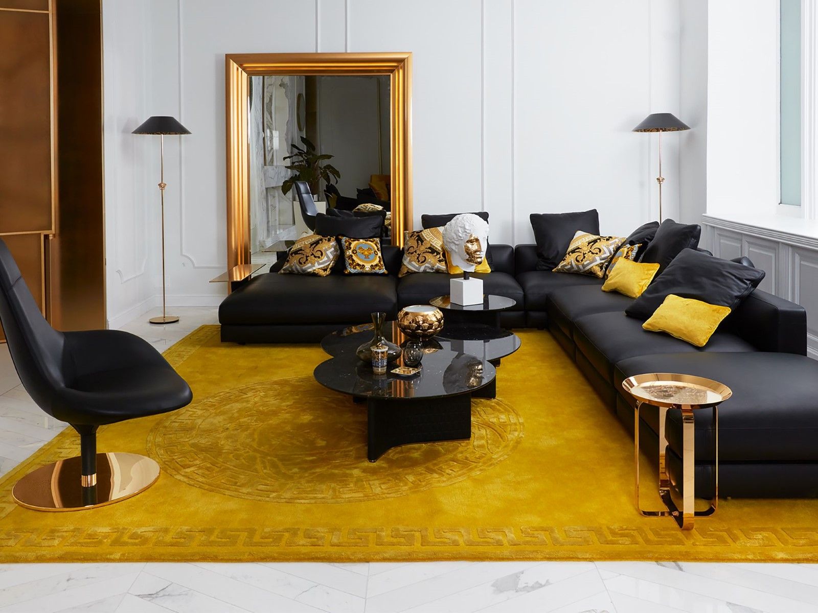 THE "VERSACE HOME" BOUTIQUE IS A REAL HOME • MVC Magazine