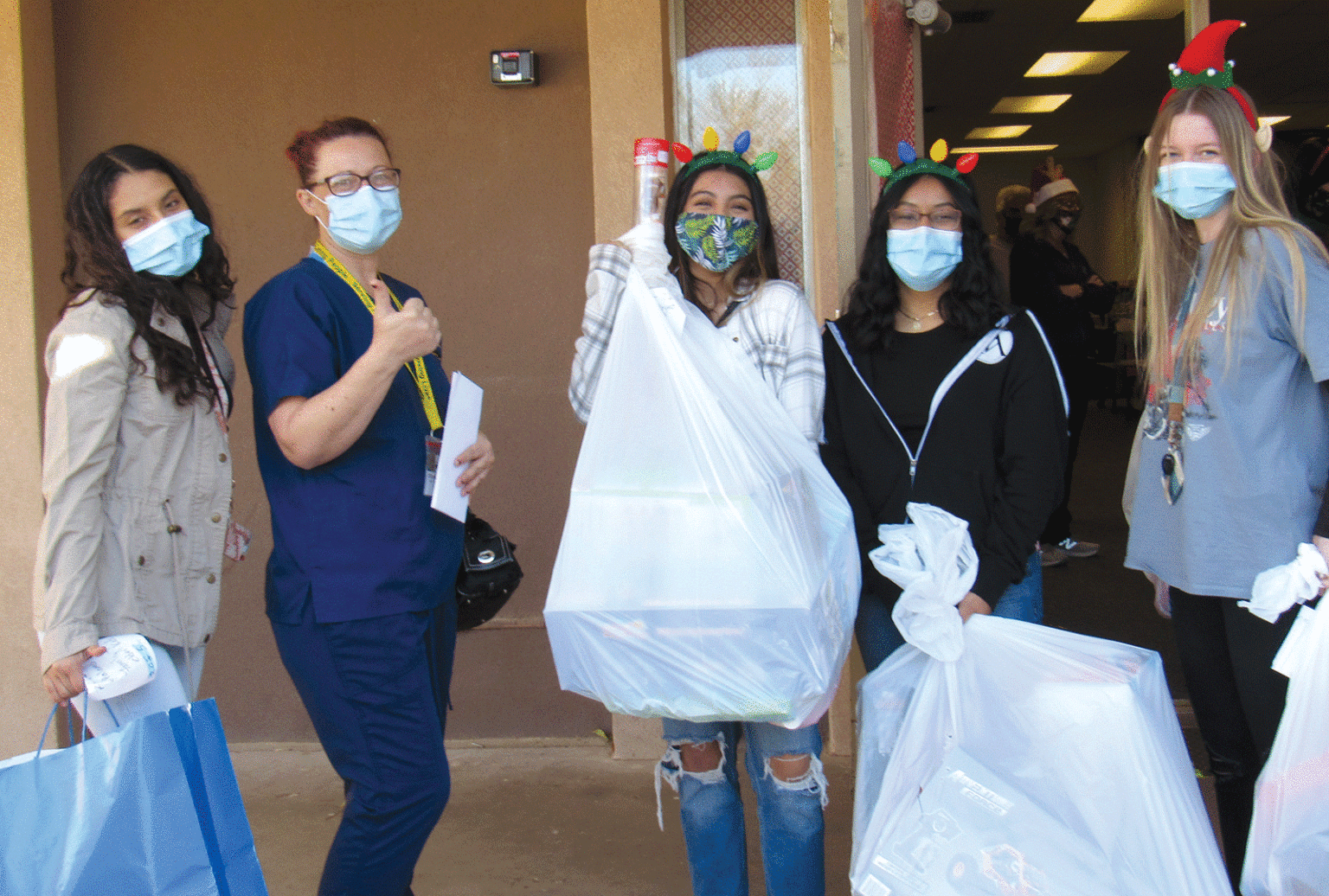 Volunteer Work Christmas Day Volunteers Work Together To Share Christmas Spirit The Progress
