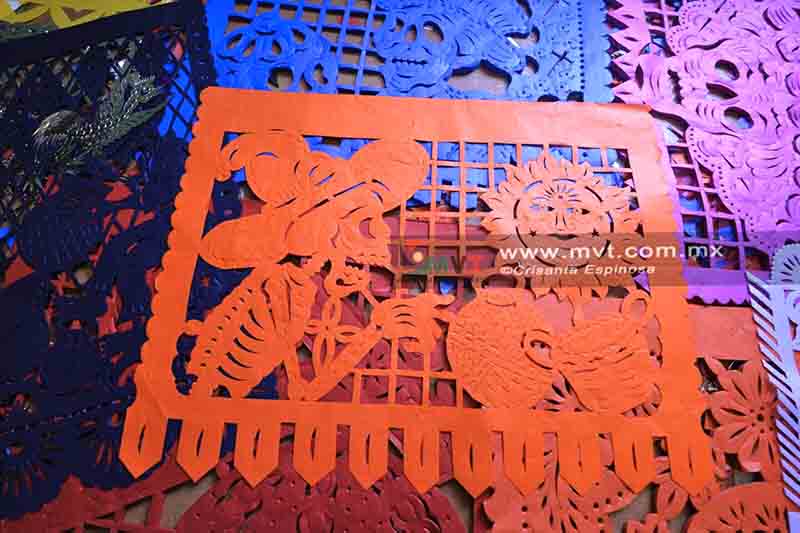 La magia del papel picado en manos de artesano metepequense Agencia