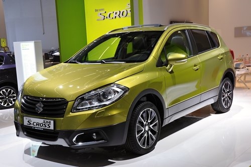 Новинка Suzuki S-Cross в автомобильном салоне в Париже Новинка Suzuki S-Cross в автомобильном салоне в Париже