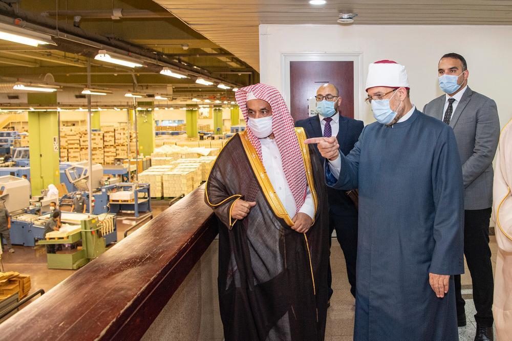 مجمع الملك فهد لطباعة المصحف الشريف يهدي درعه لوزير