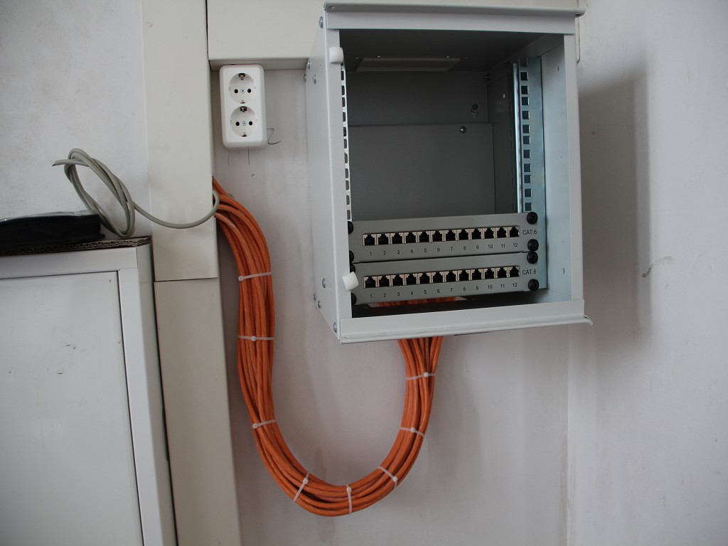 10 Zoll Serverschrank Cat 7 Kabel mit Kabelbinder fixiert MY