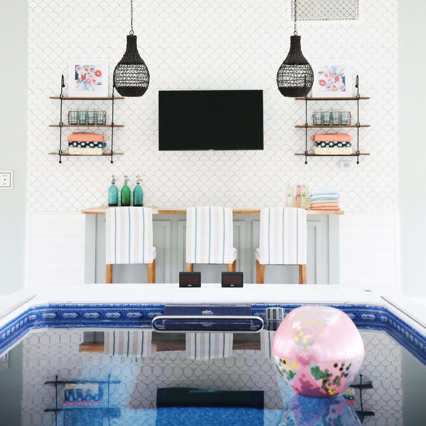 News.A Stunning New Pool House for Knee Therapy