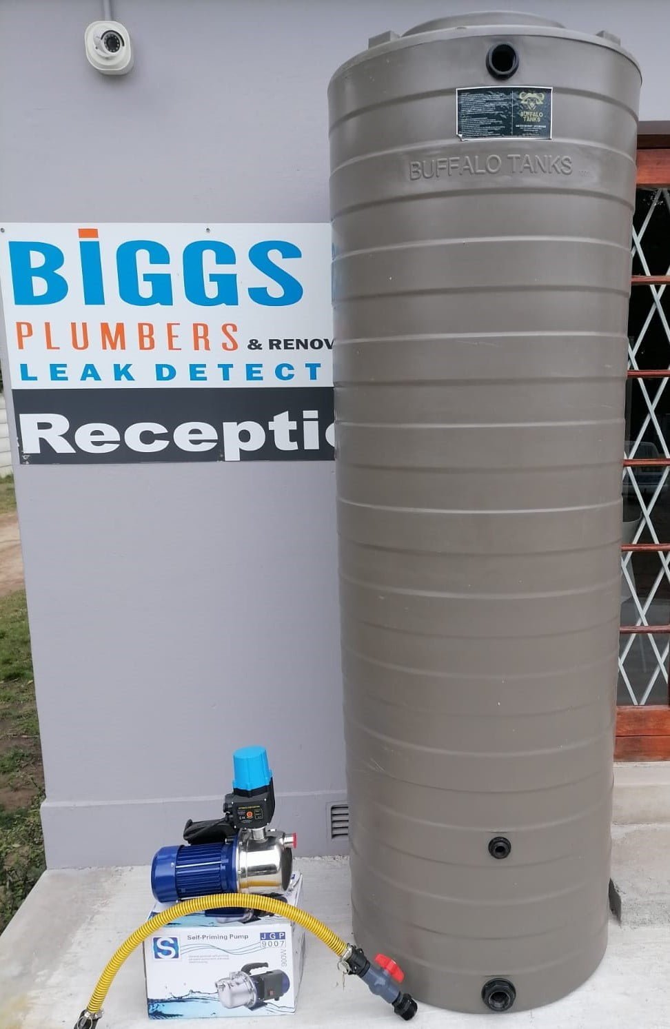 1000 litre slimline tank, 900 watt pump & pressure regulator and