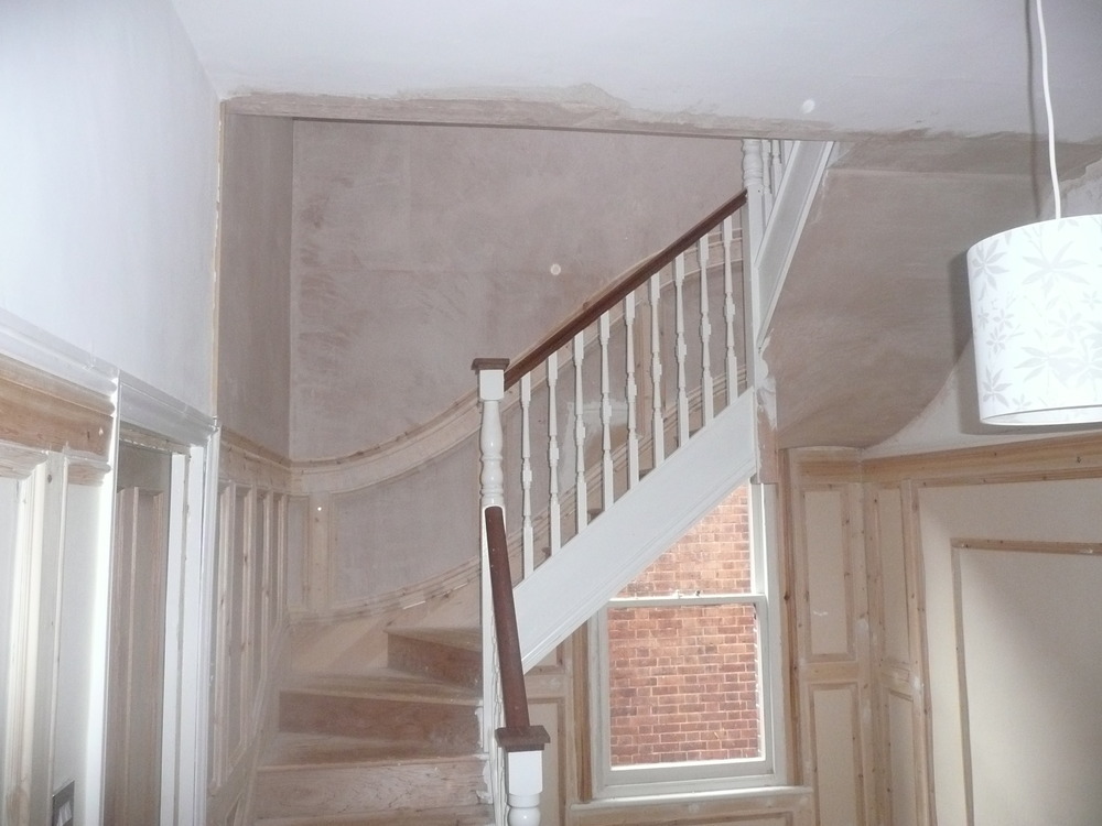 Paint stairs/large hallway, strip/line/paint 3 rooms Painting