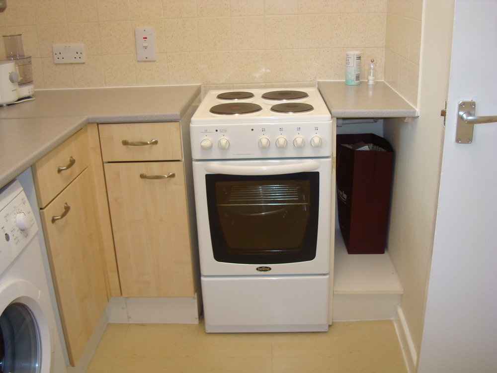 Worktop, plinth and oven base unit for small kitchen Kitchen Fitting