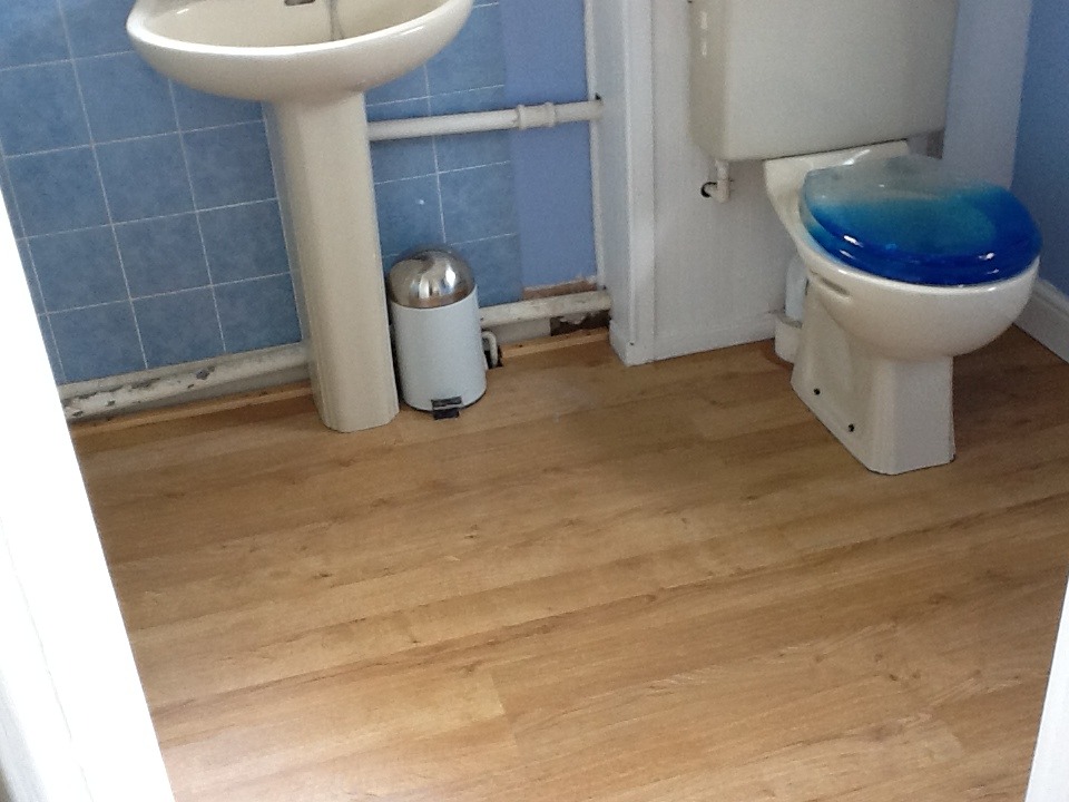 Vinyl Floor Fitted to Small Bathroom - Flooring job in ... (960 x 720 Pixel)