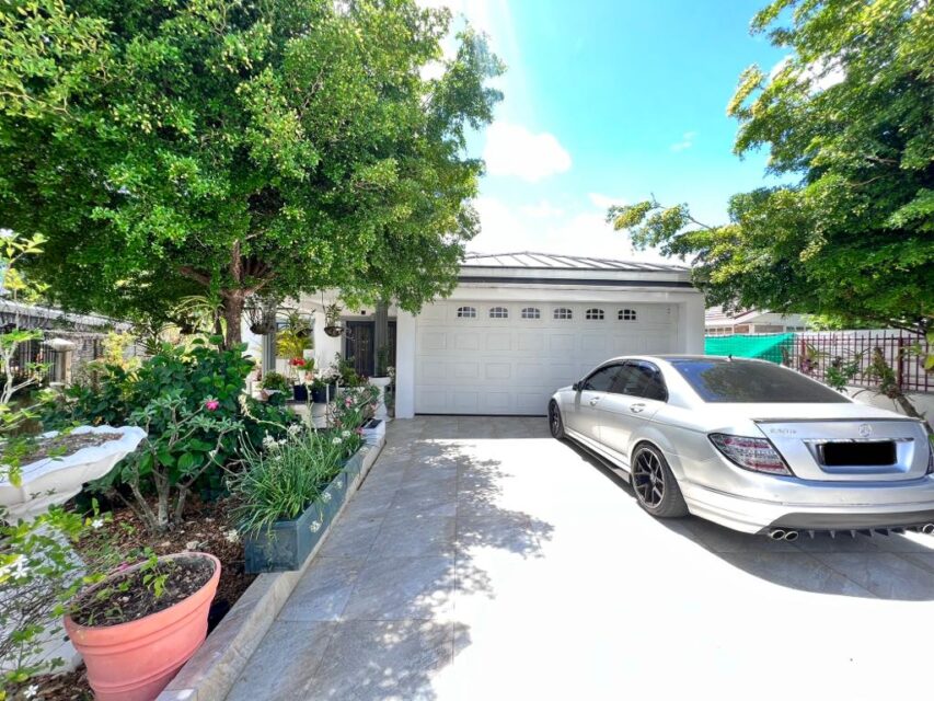 Massive 5 Bedroom Single Storey House on 2+ Lots on Land FOR SALE