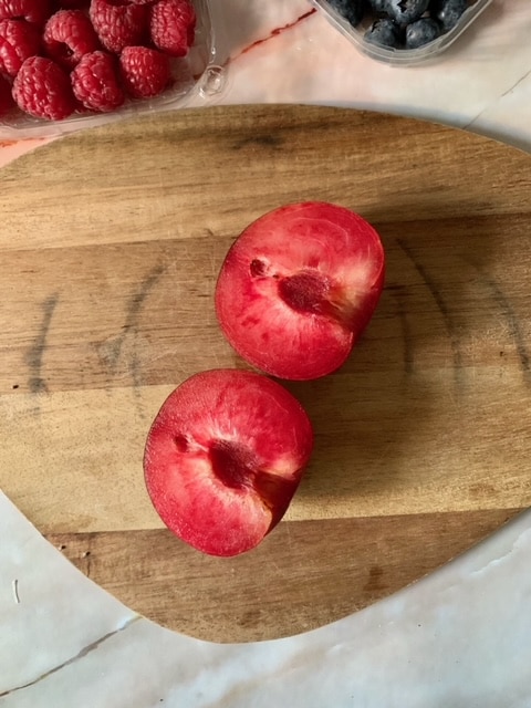 Ciruela roja cortada