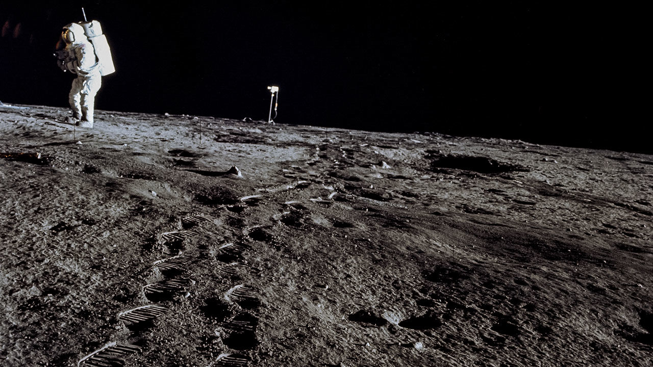 5 Good Reasons Why We Don’t We Live On The Moon Yet