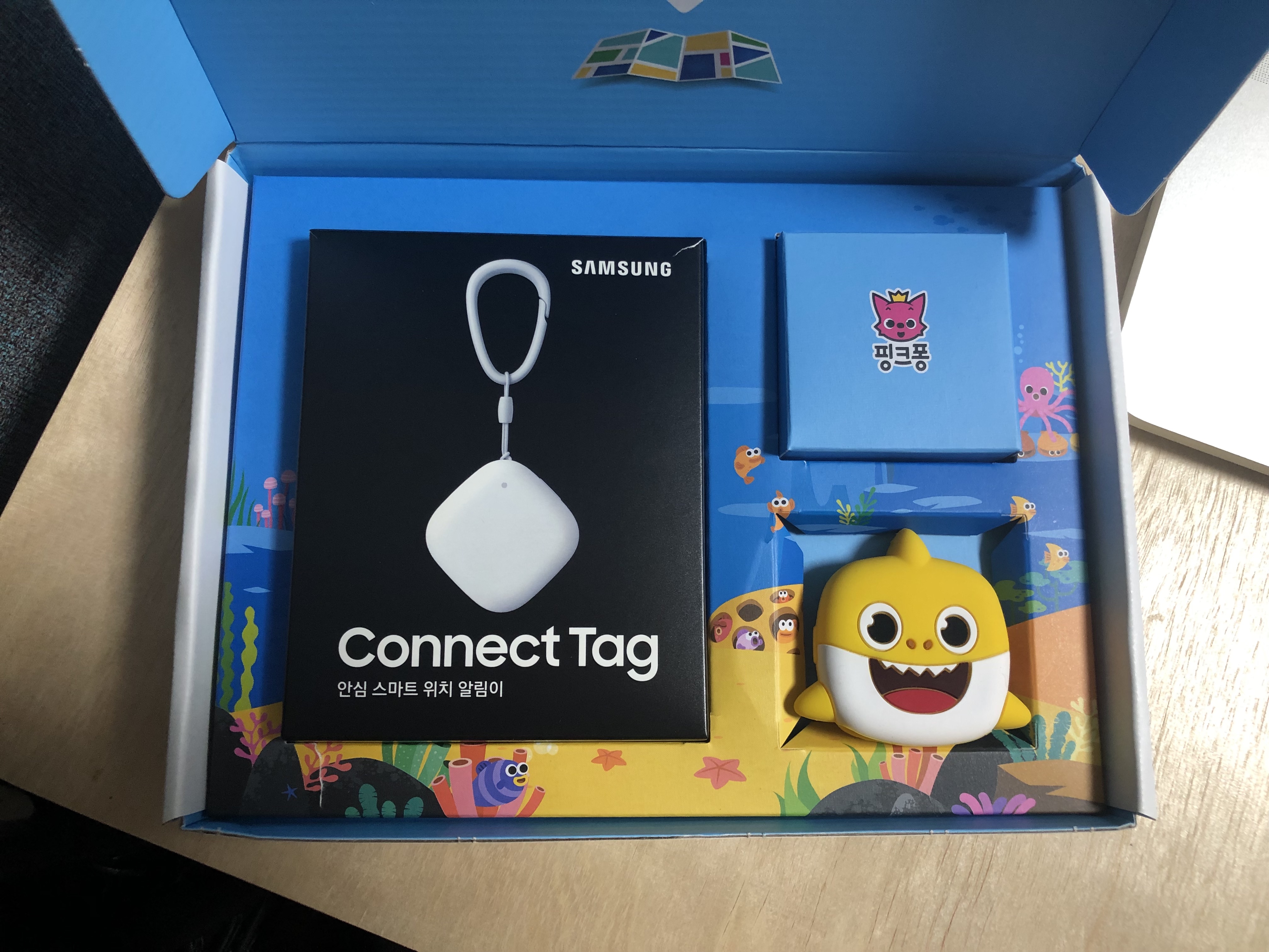 핑크퐁박스를 열었더니 핑크퐁줄과 아기상어 케이스, 그리고 커넥트 태그 상자가 들어있다.
