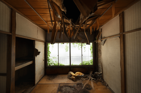 Bagaimana atap yang buruk dapat merusak bagian dalam rumah Anda