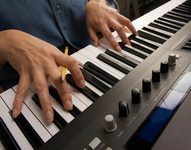 Which Is Better Digital Piano Vs Keyboard? What's The Difference?