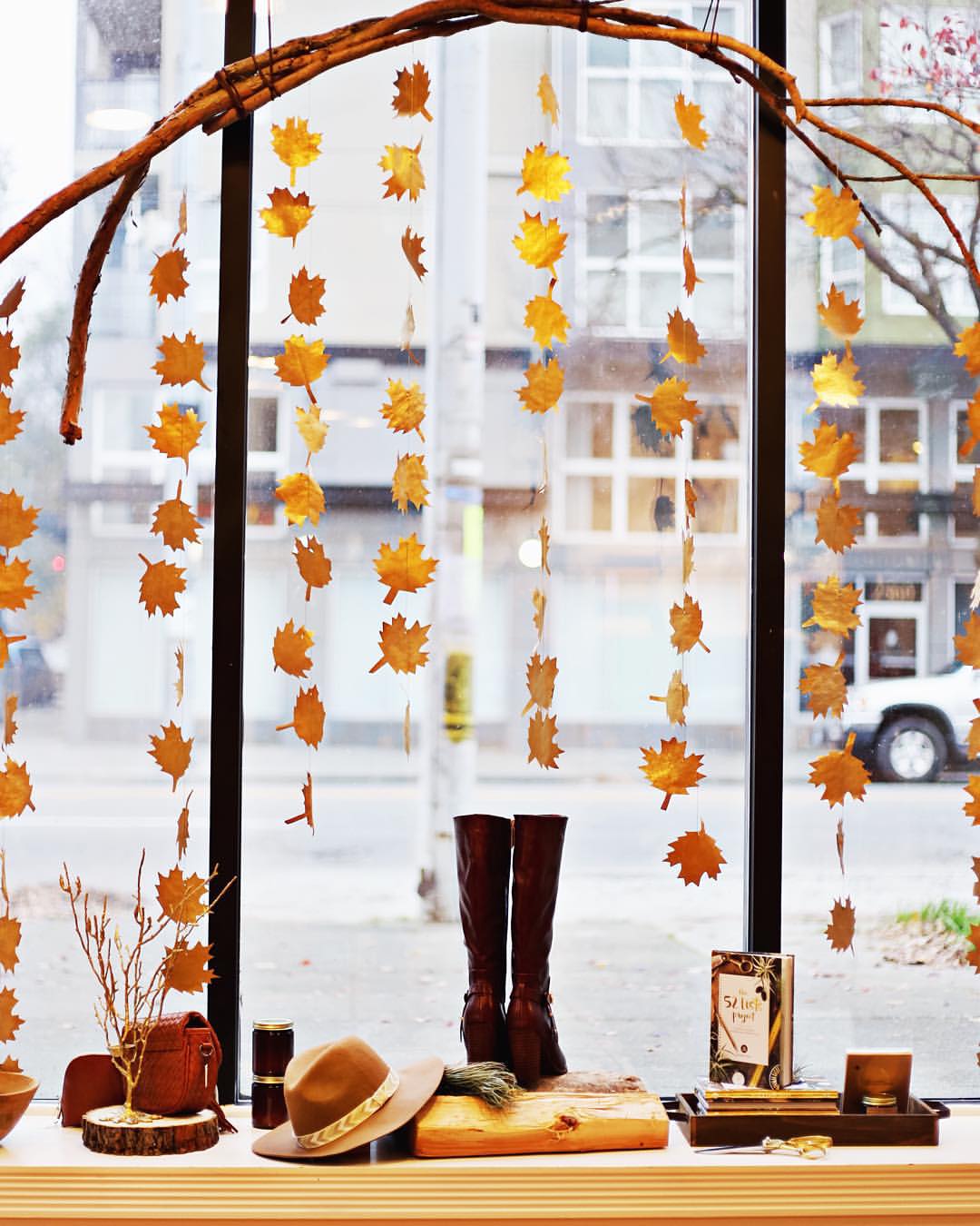 13 Amazing Ways to Decorate the Windows This Fall