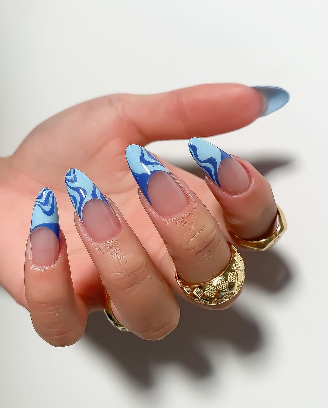 Wavy Nails Οι κυμματισμοί είναι το nail art που θα κάνουμε στις διακοπές