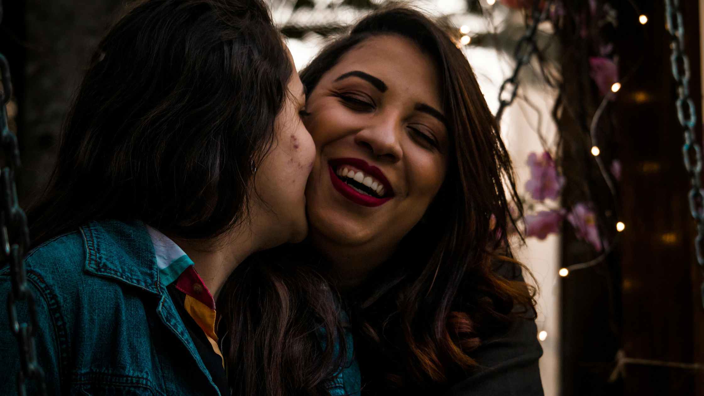 6 Signs She’s Head Over Heels For You!