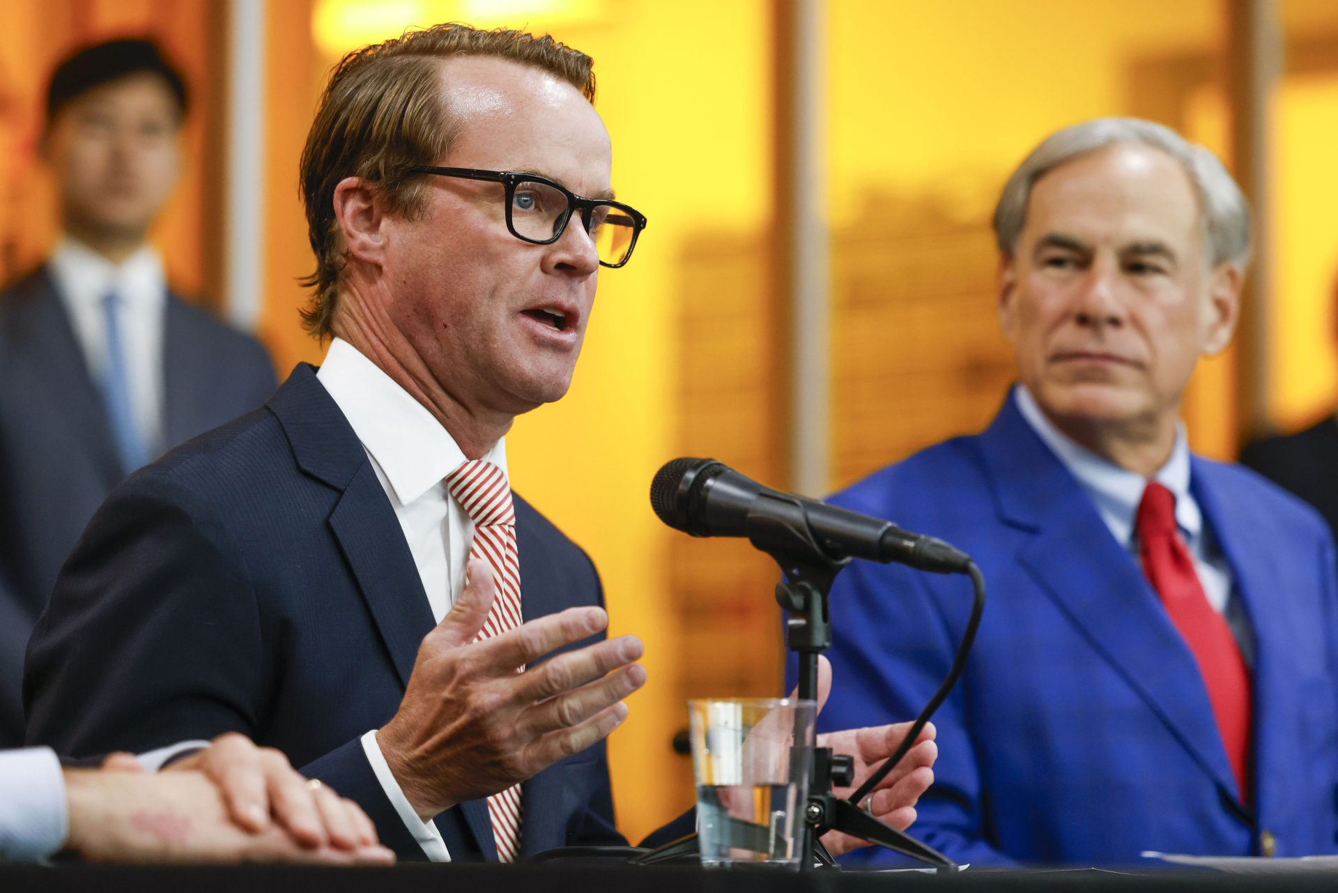 Texas Speaker Dade Phelan creates committee to examine Biden pause on(03)
