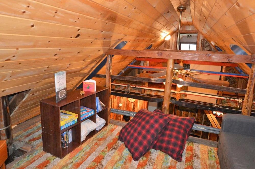 Alpine Ski Haus Is A Cozy Log Cabin In Oregon