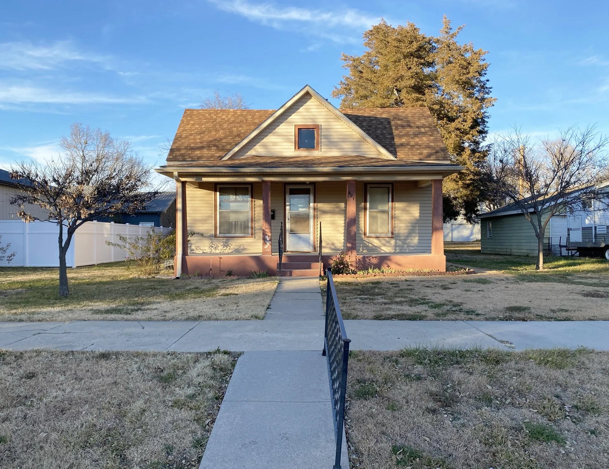 621 E 2nd St, Beloit, KS Bungalow for Sale