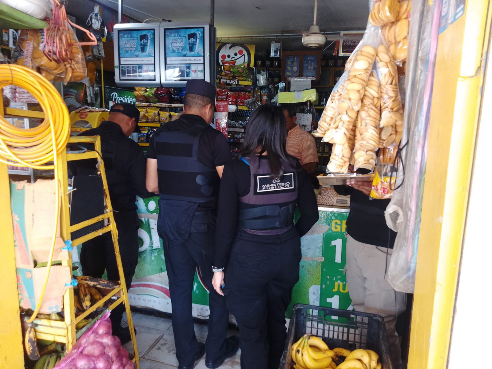 Autoridades incautan productos de contrabando en operativos en Santiago