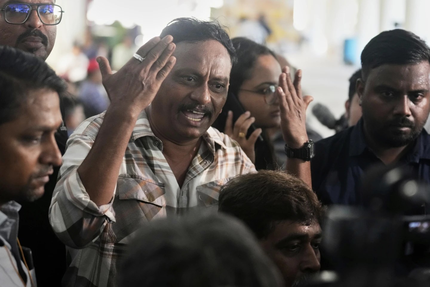 Suben a 270 los muertos dejados por catástrofe aérea en la India